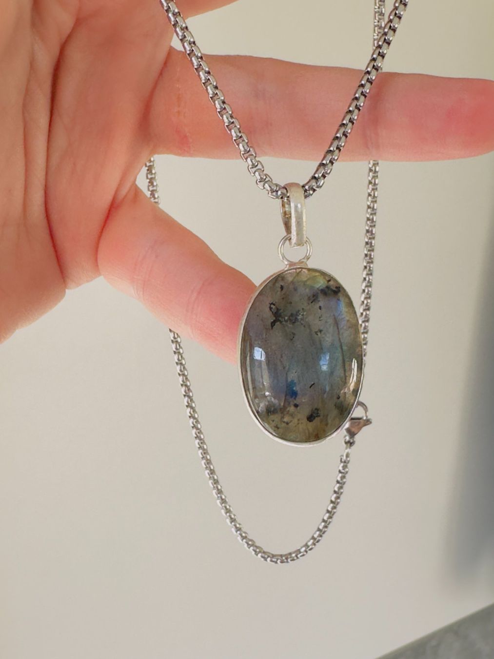 Ketten: Fashionable labradorite necklace – Neu und originalverpackt aus Genève von AGBERG 2