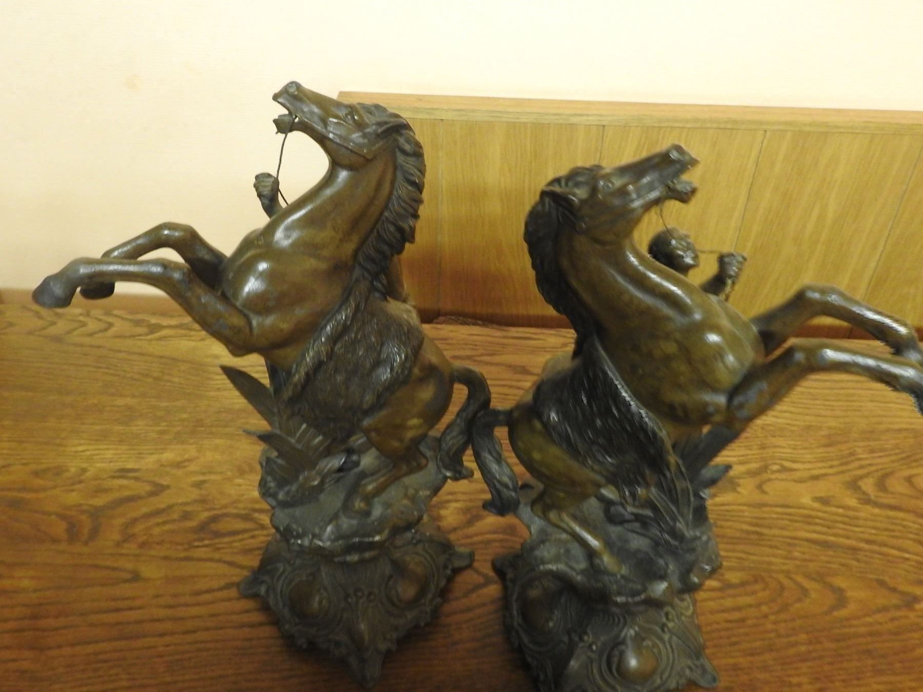Sculture & Statue: 2 MAJESTUEUSES SCENES HIPPIQUES – Usato da L'Auberson venduto da VR4Z1990A 1