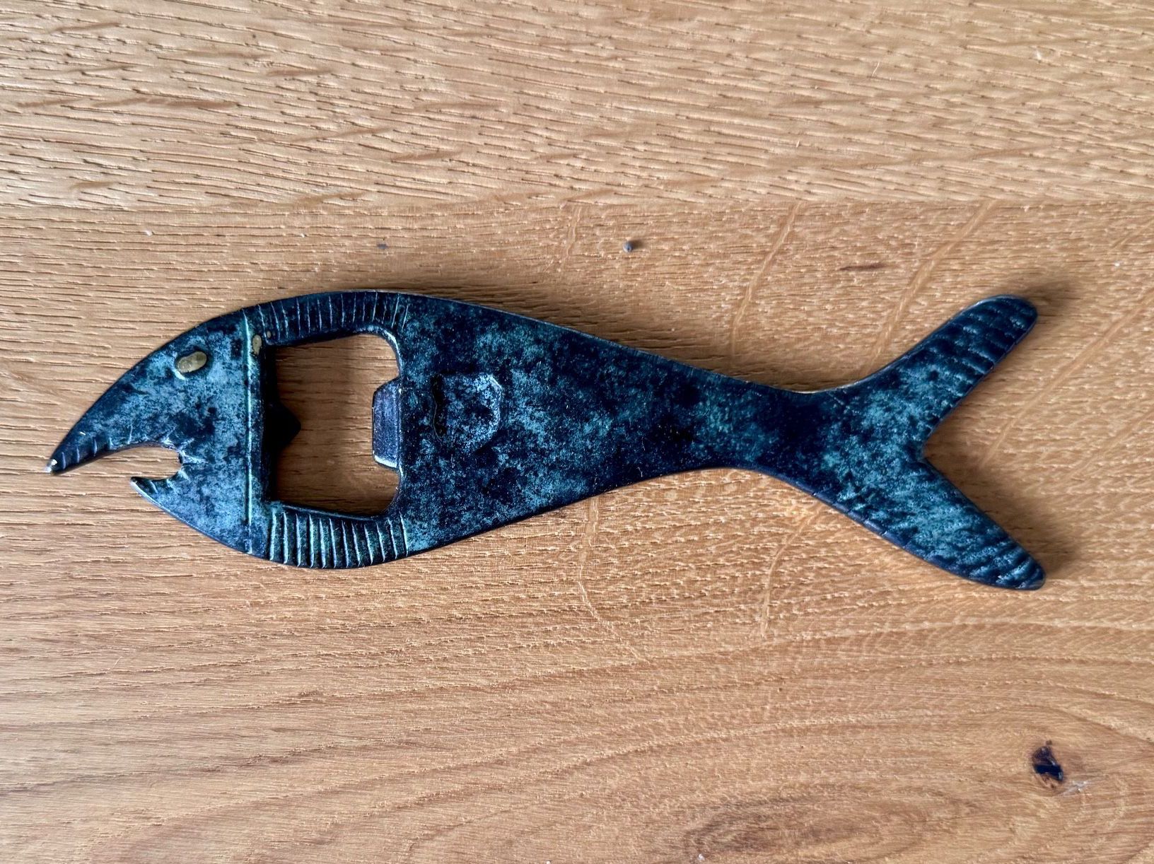 Flaschenöffner & -verschlüsse: Wunderschöner älterer Fisch Flaschenöffner aus Bronze – Gebraucht aus Rothrist von Fondgruebe 1