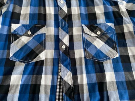 Modernes Herrenhemd in Blau/Schwarz kariert, Grösse XL