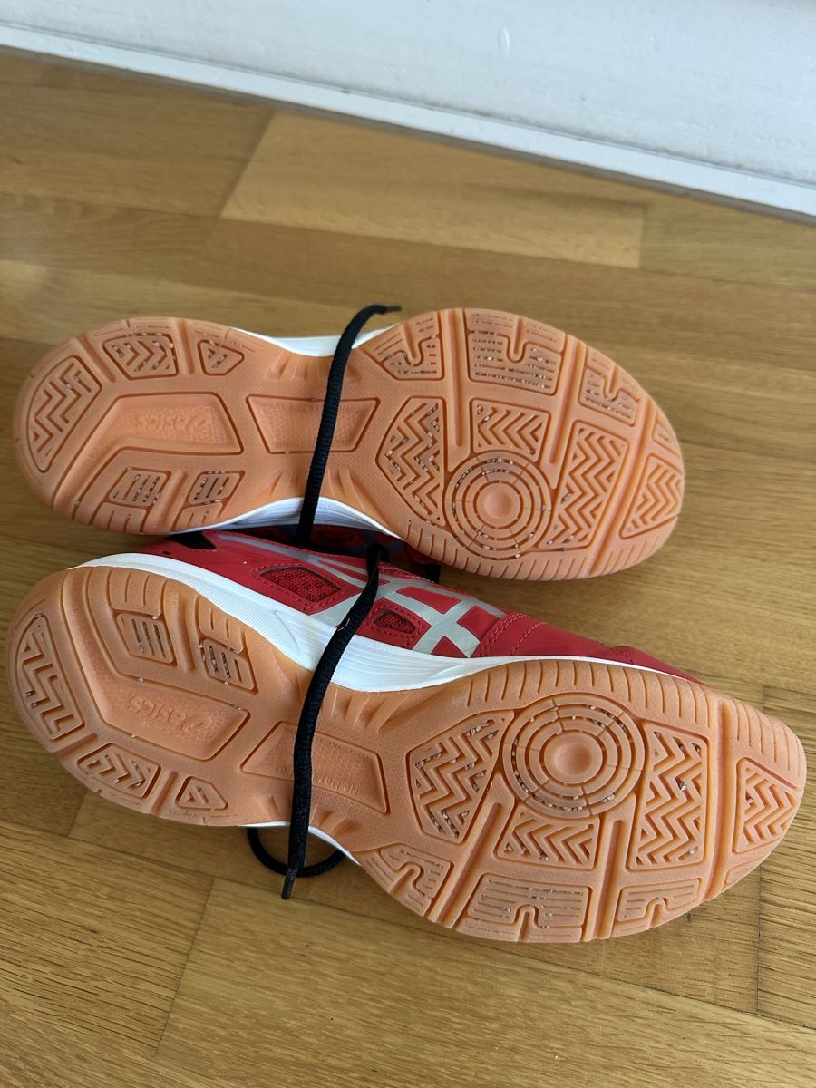 Asics Scarpe da uomo: Asics Hallenschuhe Gr. 38 – Usato da Ostermundigen venduto da Clood 1