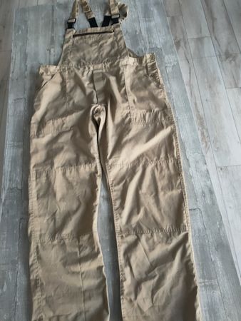 Robuste Latzhose  für Gartenarbeit und Outdoor-Abenteuer
