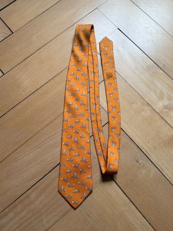 HERMÈS - Seide Krawatte orange mit Pferden
