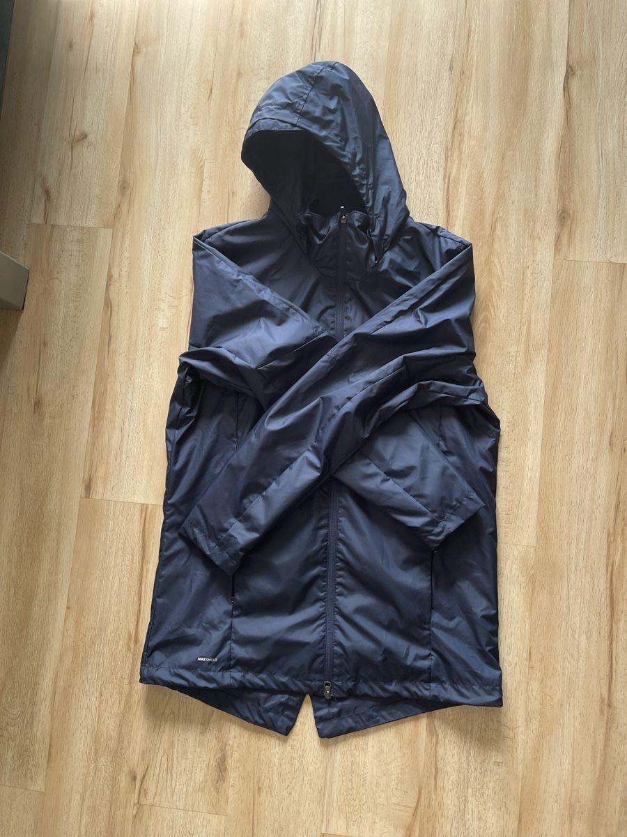 Cappotti: Veste Nike Shield homme bleu imperméable L avec inscriptio – Nuovo (secondo la descrizione) da Kloten venduto da Vermicelles 1