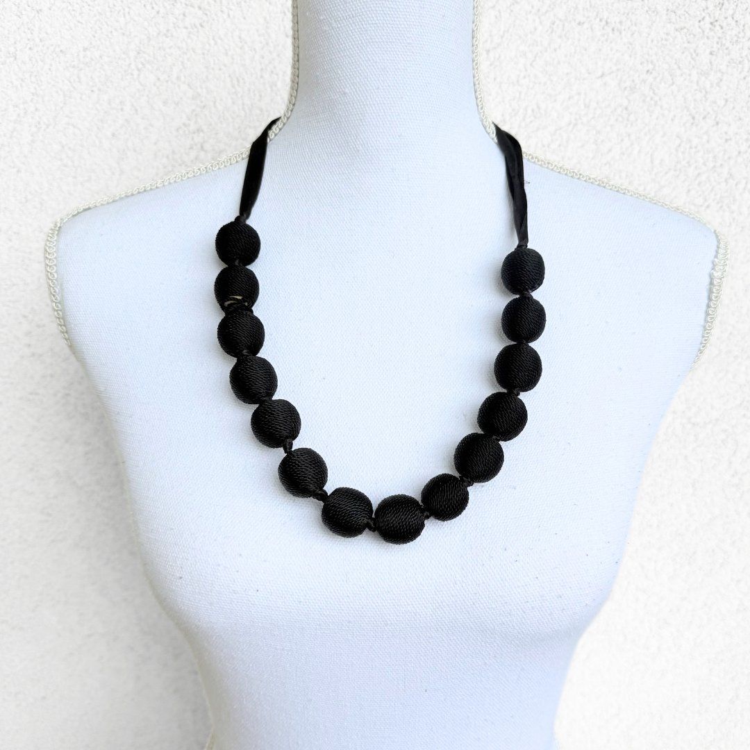 Catenine: Collier Noir Boules en Tissu – Usato da Vevey venduto da secondlifevevey