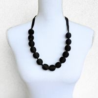 Collier Noir Boules en Tissu