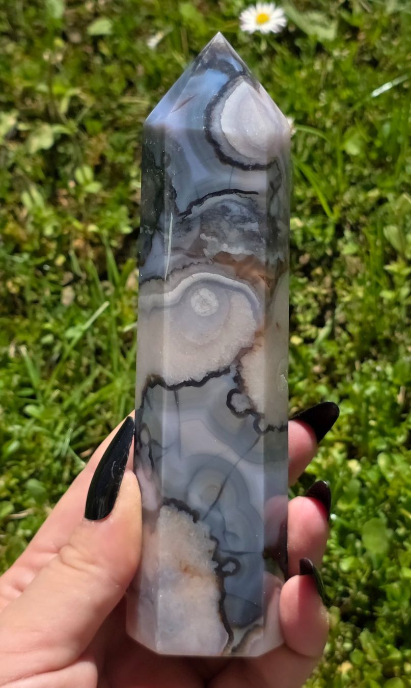 Minerali & Pietre curative: Blauer Blumenachat Obelisk A 336g – Nuovo e nell'imballaggio originale da Matzingen venduto da Shay_Crystalz