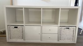 Weisses IKEA KALLAX Regal mit Körben und Türen, gebraucht.
