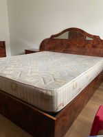 Bett mit 2 Nachttischen