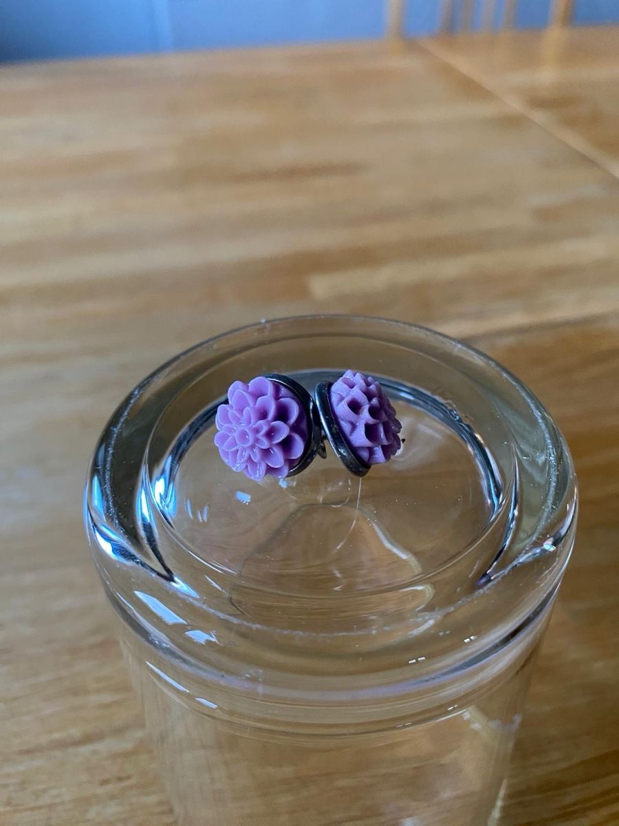 Orecchini pendenti & Orecchini a lobo: Charming Purple Flower Stud Earrings  – Usato da Gurmels venduto da ste_8qb5
