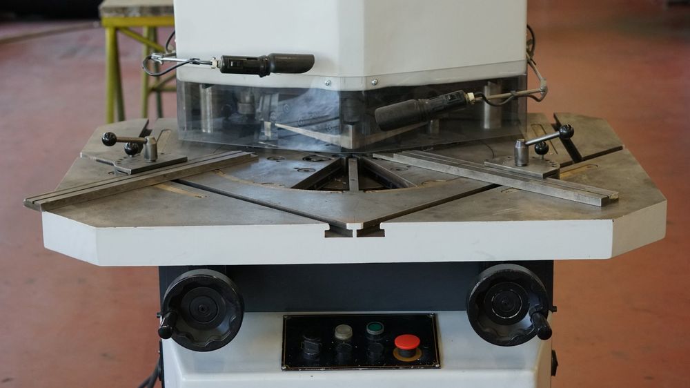 Alle Maschinen: Indumasch V204 Ausklinkmaschine mit Schnittwinkelverstellung – Gebraucht aus Rorschach von Enba_Solutions 1