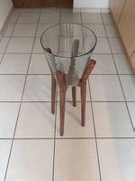 Schöne Dekovase auf Holzständer