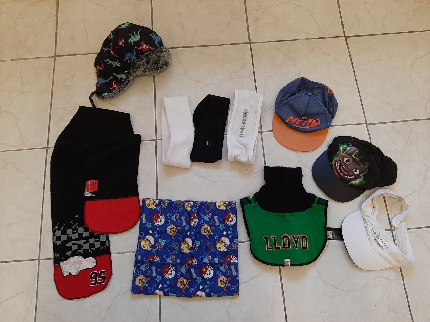 Autres vêtements garçon: Schals und Cap – D'occasion à Brissago par lucabell