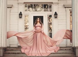 Babybauch-Shooting-Kleid in Rosa mit abnehmbarer Schleppe