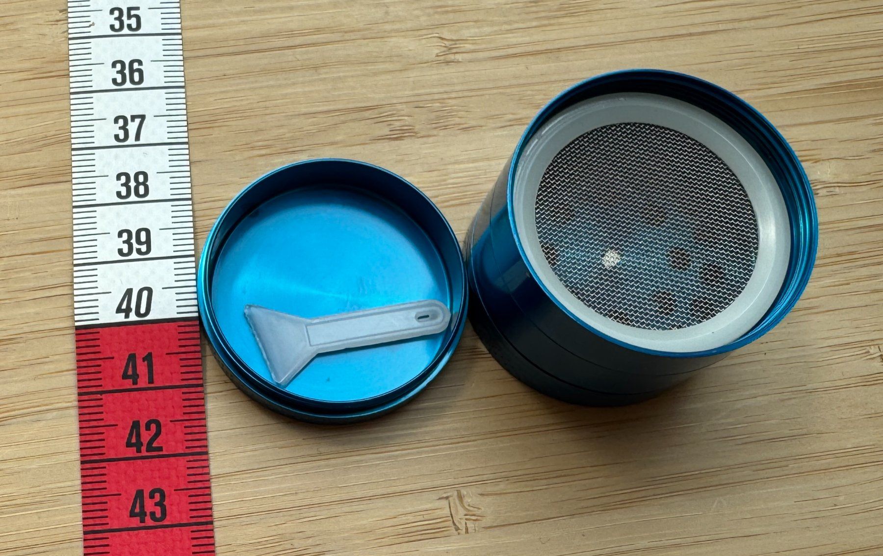 Tabak: blauer Metall Grinder, blue, Mühle – Neu und originalverpackt aus Winterthur von YaV 4