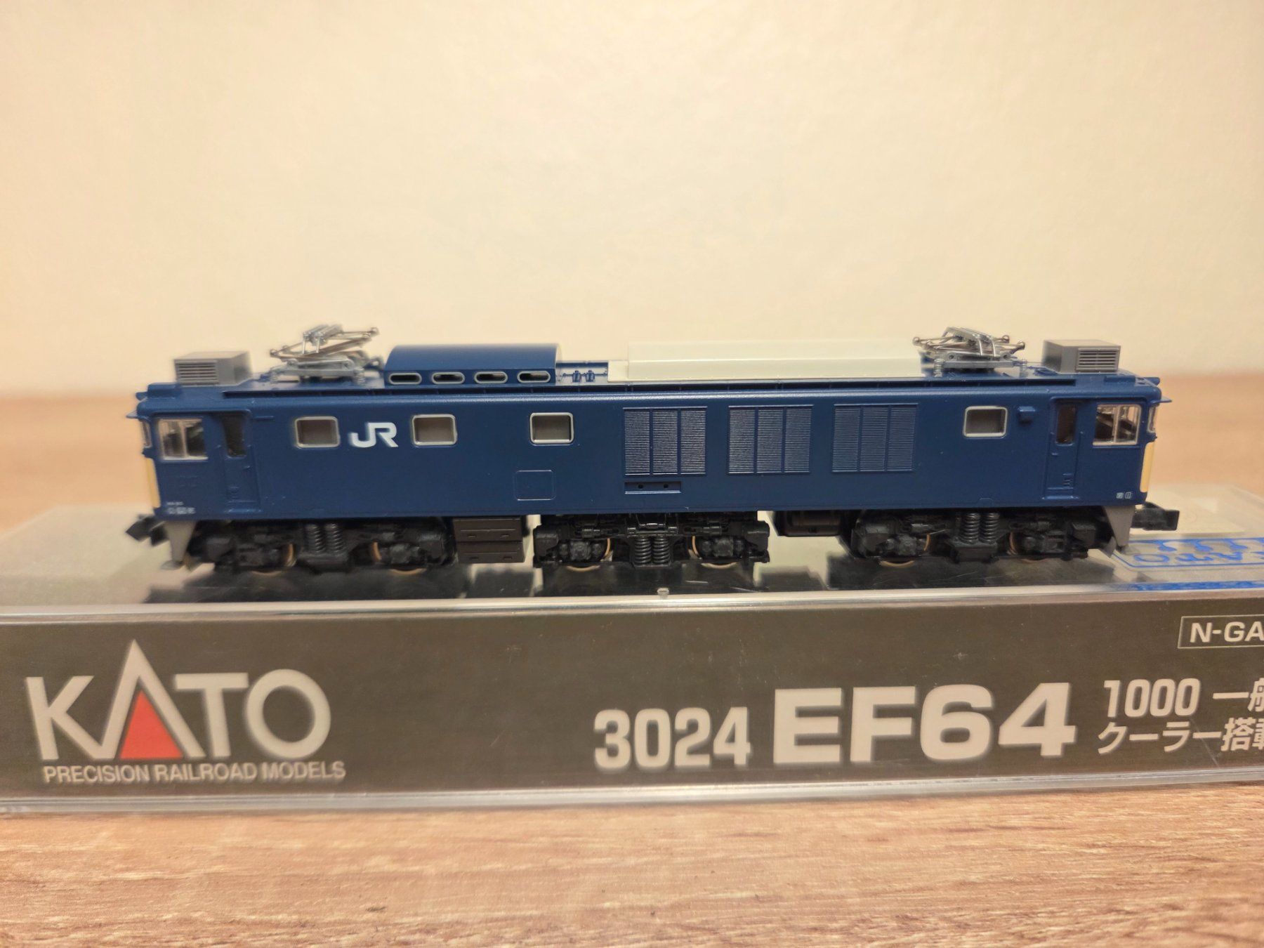 Kato Modellini di ferrovie: Kato N 3024 E-Lok EF64 J.N.R – Nuovo e nell'imballaggio originale da St-Aubin-Sauges venduto da Lo_Go