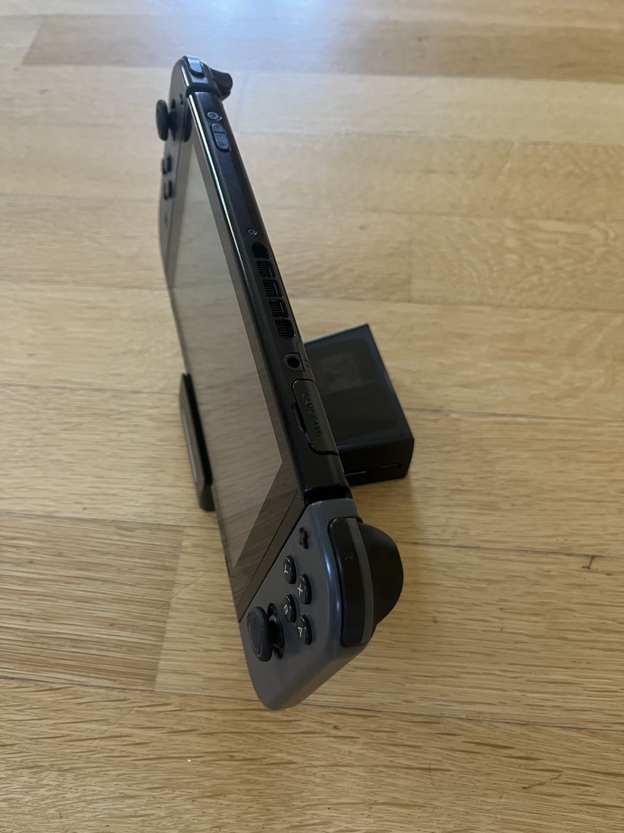 Nintendo Konsolen: Nintendo Switch mit controller und 10 spiele – Gebraucht aus St. Moritz von saraforsythe 3