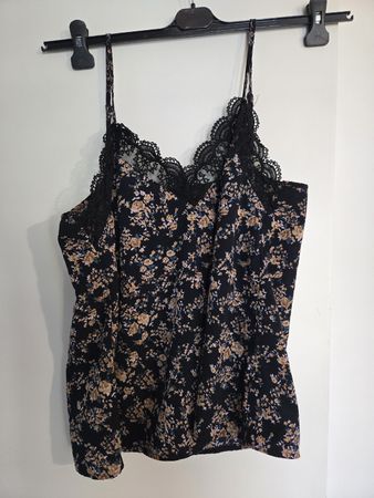 Schönes Sommer Top mit Blumenmuster und Spitze, 44