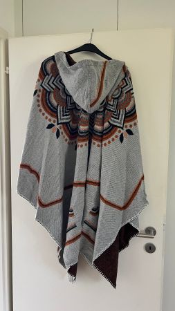 Poncho Vila mit Kapuze grau braun gemustert