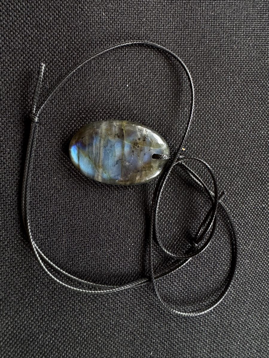 Edelsteine: Labradoritanhänger 59.70 ct – Neu und originalverpackt aus Wängi von Horus_Stone 1