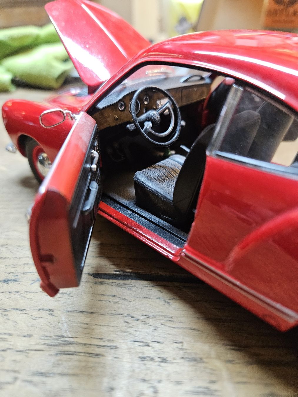 Volkswagen Modellini d'auto: Rotes Karmann Ghia Coupé Modellauto(S) – Usato da Rorschach venduto da TimelessTrading 3