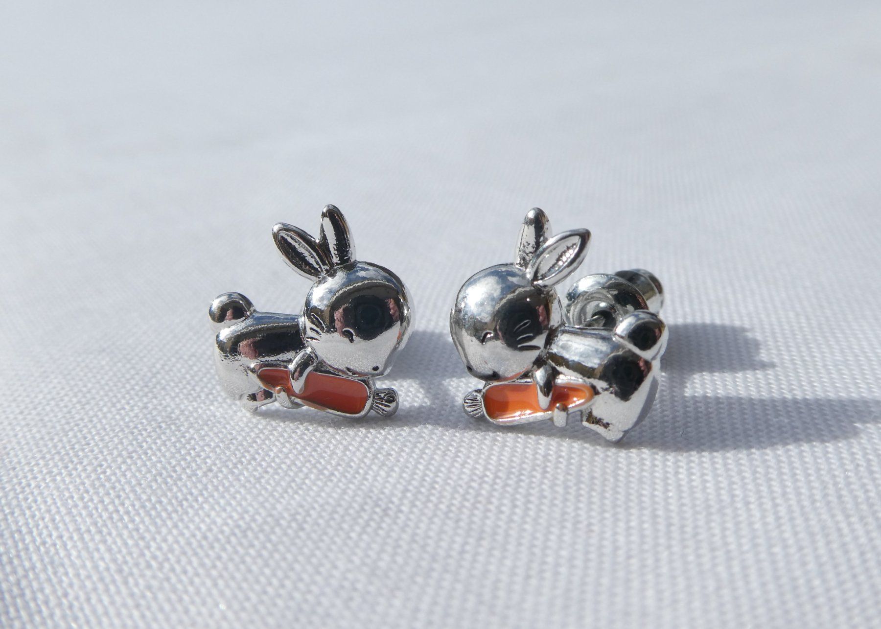 Orecchini pendenti & Orecchini a lobo: Kleine Ohrstecker Häschen, Modeschmuck / NEU – Nuovo (secondo la descrizione) da Gattikon venduto da kaandooh 1