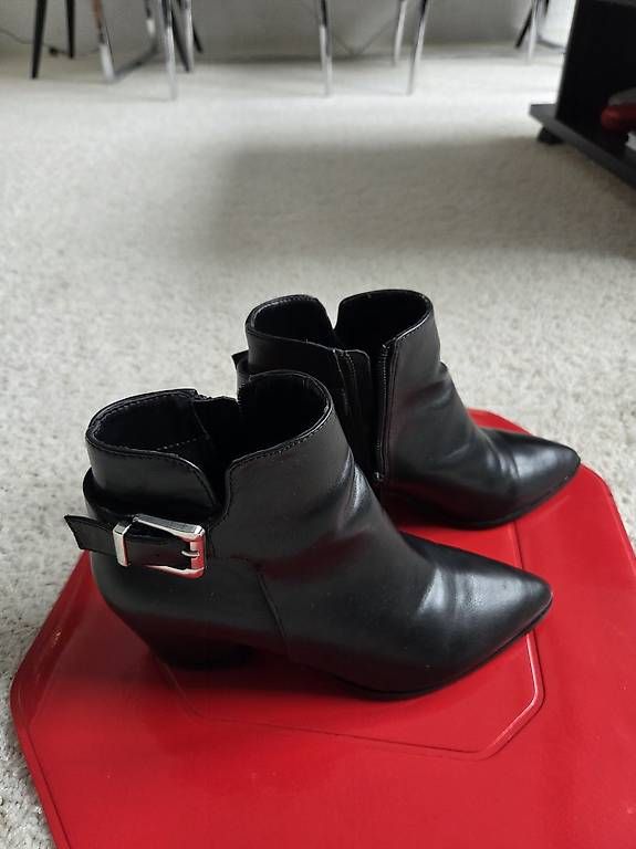 Buffalo Damenschuhe: Buffalo Stiefeletten mit Schnalle – Gebraucht aus Rüfenacht BE von Biancaro