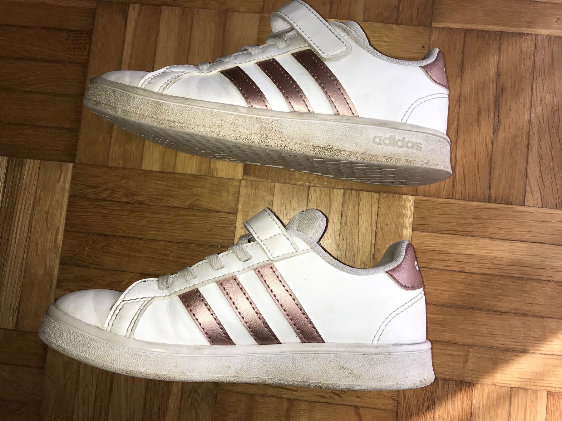 Adidas Schuhe für Mädchen: Turnschuhe Mädchen Adidas Grösse 32 weiss – Gebraucht aus Emmenbrücke von Hathor123