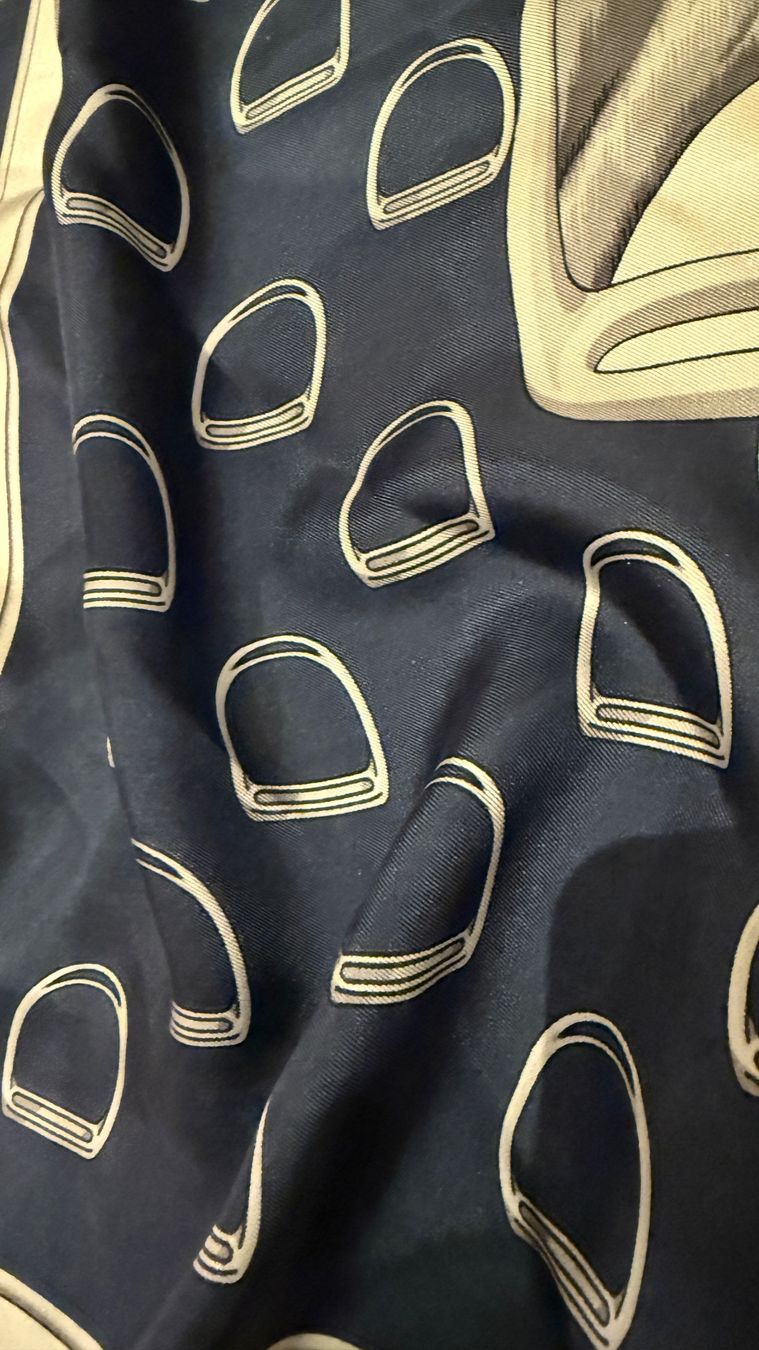 Celine Foulards, Tücher & Schals: Original Klassisch Celine Seidentuch Schal zeitlos Farben – Gebraucht aus Faulensee von Liebes_Kind_2019 3
