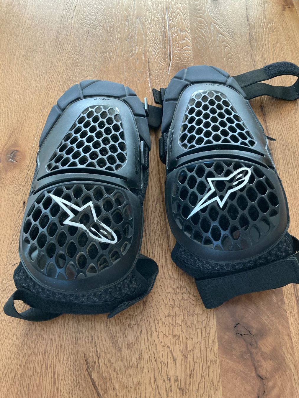 Alpinestars Protezioni & Imbottiture: Alpinestars Bionic Plus Knee/Shin Protect – Usato da Uttigen venduto da IngePeter 1