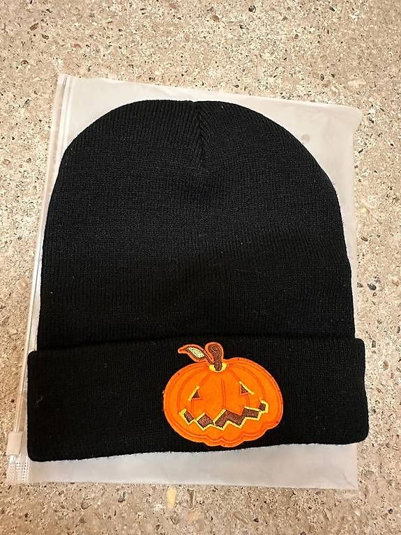 Copricapi, berretti & cappellini: Bonnet noir Halloween citrouille brodée – Usato da Genève venduto da dre_gk92