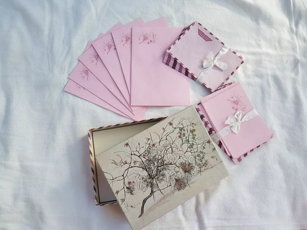 KUBDPQOR Vintage Briefpapier Set B5 Papier und Umschläge Retro Design braun rot gelb 26-teilig für Einladungen Briefe Dekoration Schreiben KUBDPQOR Vintage Briefpapier Set B5 Papier und Umschläge Retro Design braun rot gelb 26-teilig für Einladungen Briefe Dekoration Schreiben