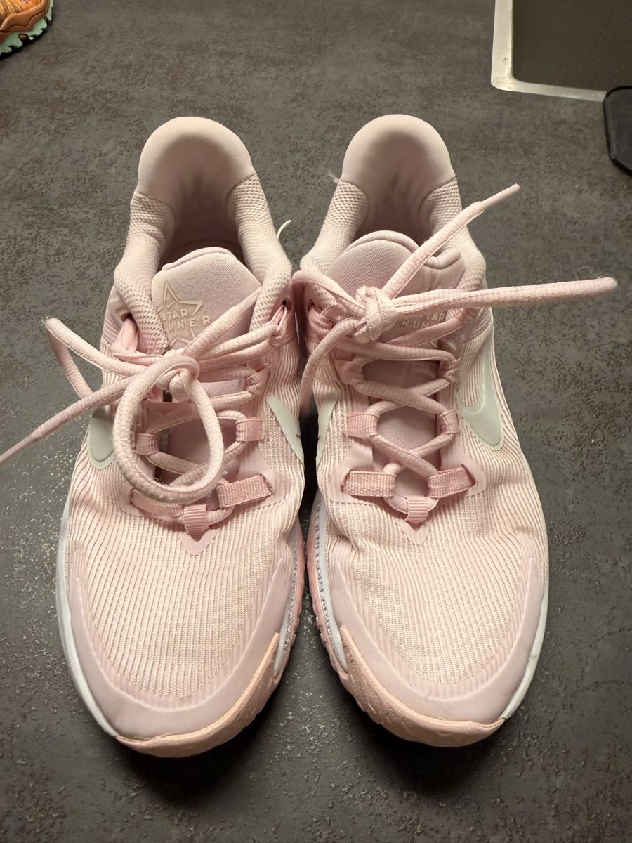 Nike Scarpe per ragazze: Nike Star Runner Trainers – Size 36 – Usato da Zollikerberg venduto da tet_hbw6