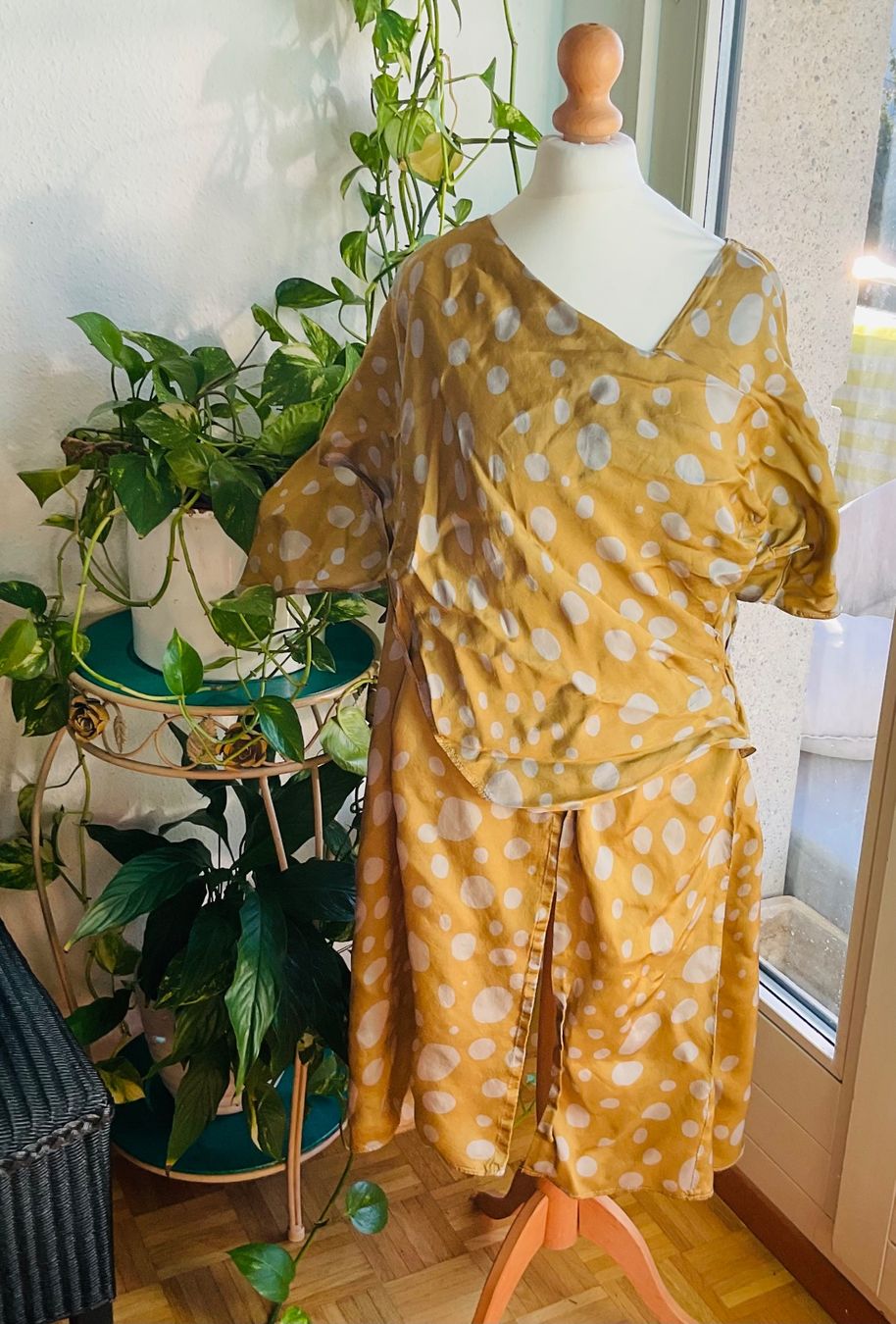 Jayko Tuniche: Superbe robe tunique JAYKO, drapé soyeux tons or pois argent – Usato da Genève venduto da Mazelyne