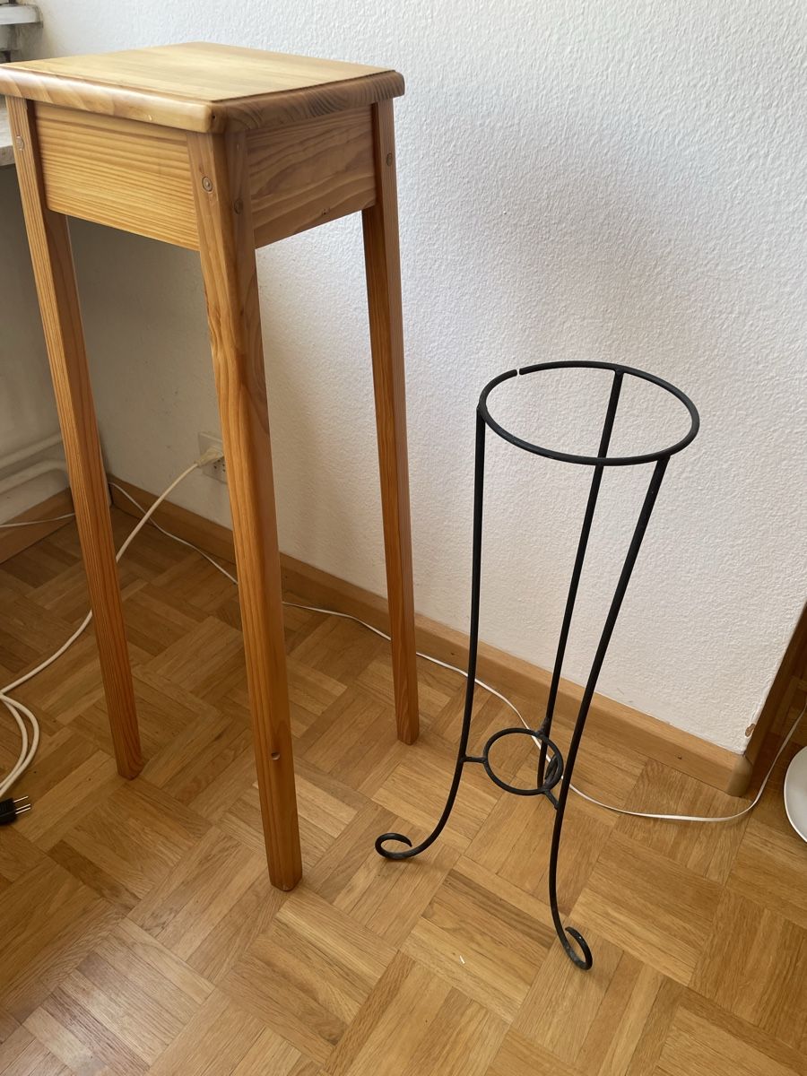 Altro per la casa: Zwei Blumentopf Ständer aus Holz , Schmied- Eisen – Usato da Basel venduto da Kamberly 2