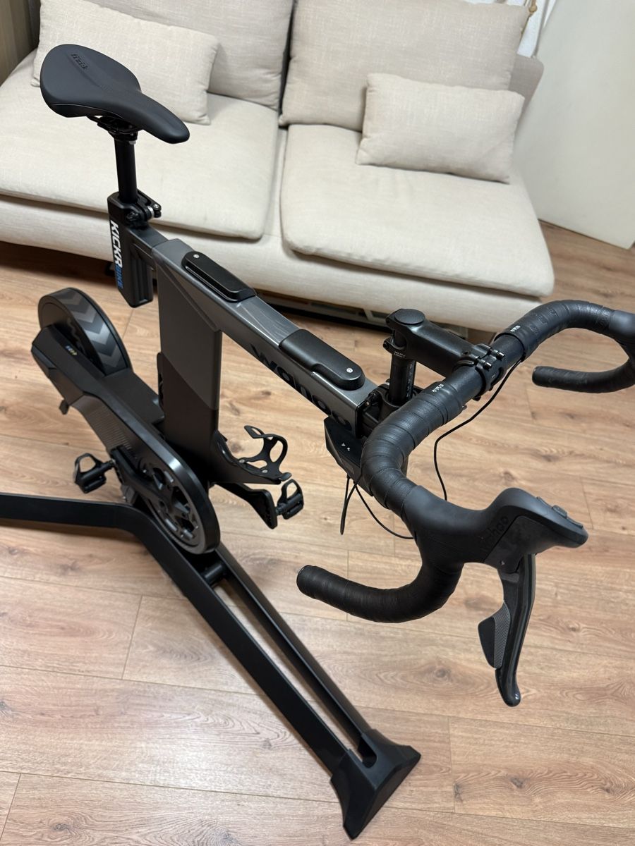 Wahoo Hometrainer: Wahoo KICKR BIKE PRO - Neuf – Nuovo (secondo la descrizione) da Cologny venduto da Luckylorenz 1