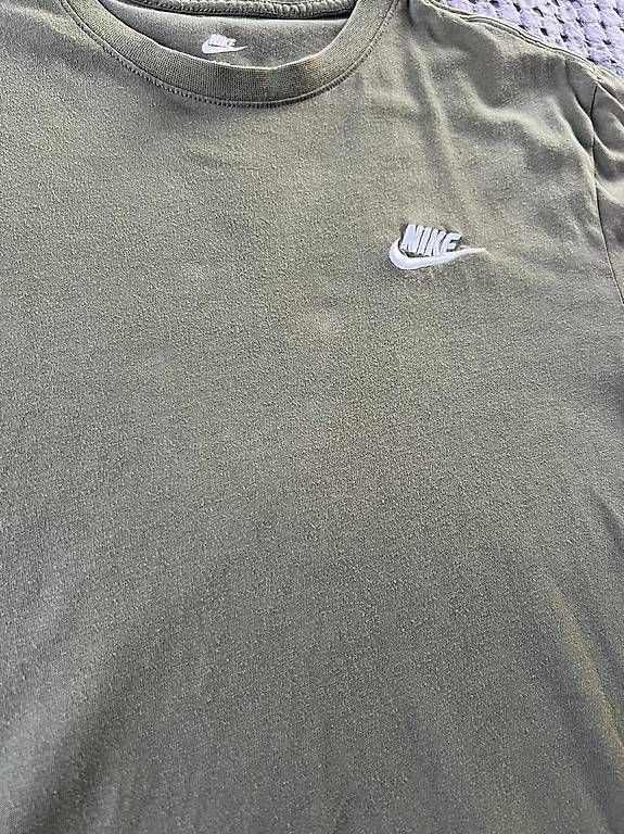 Nike T-shirt: T-shirt Nike vert logo brodé taille S – Usato da Genthod venduto da mar_g8vn 3