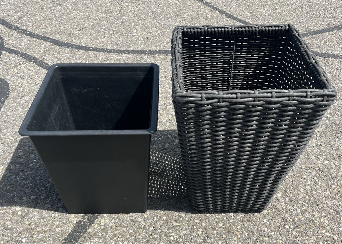 Blumentöpfe: Schwarz geflochtener Planzentopf – Gebraucht aus Egg b. Zürich von Paman1999 1