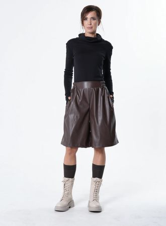 Braune Bermuda-Shorts aus veganem Leder - Handmade