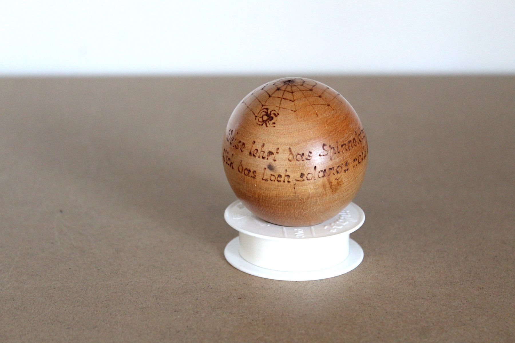 Articoli in legno: Vintage Holz Strumpfkugel mit Spruch ect. – Usato da Locarno venduto da fripui