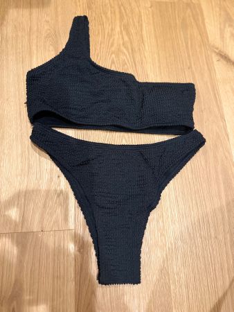 Schwarzer Bikini mit Struktur, One Shoulder - Sommer!