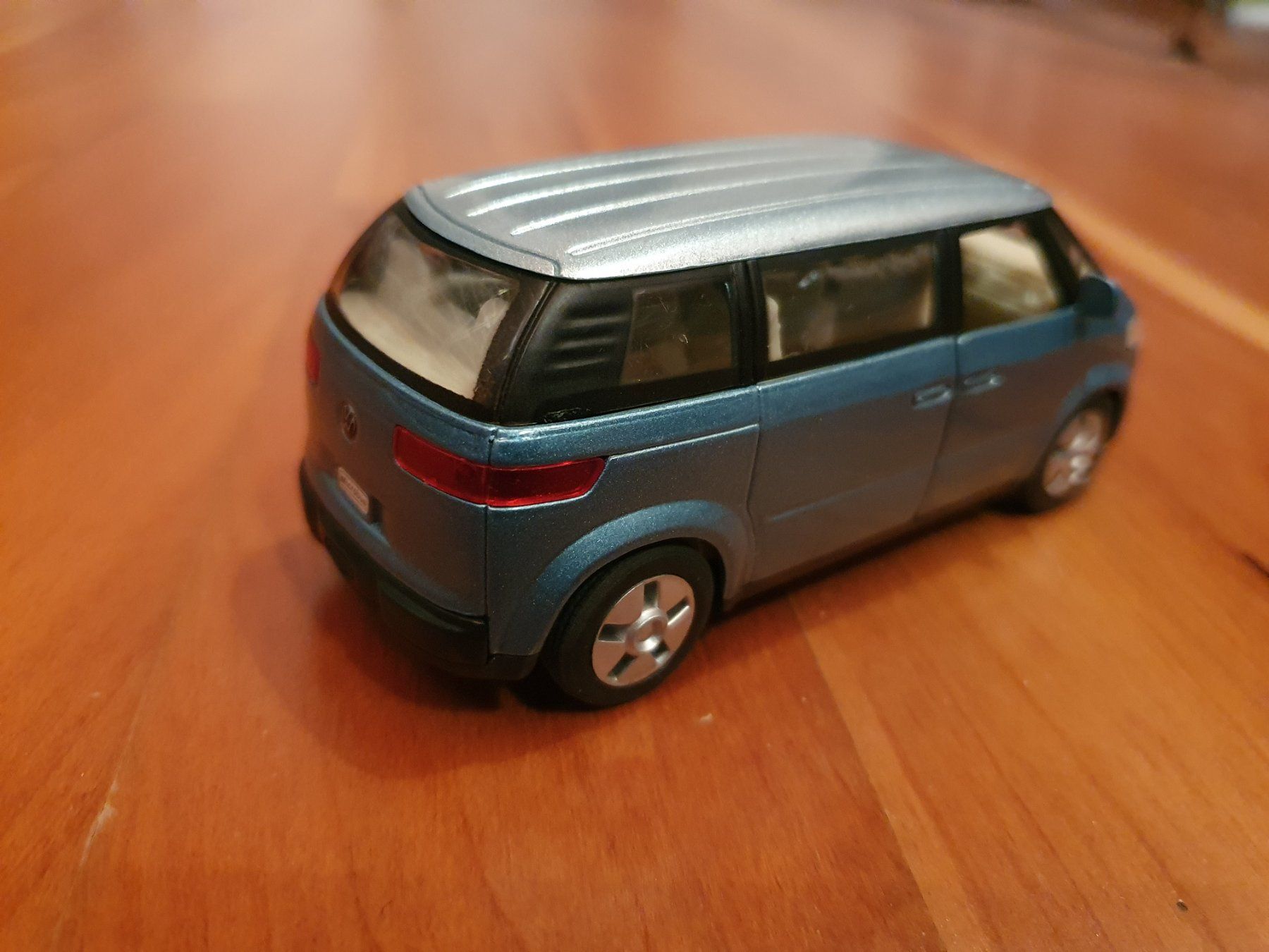 Volkswagen Modellini d'auto: VW Microbus Massstab 1:43 von Welly – Usato da Triesen venduto da platzproblem1 1