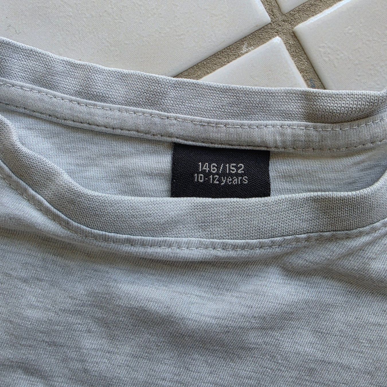 Hemden, T-Shirts & Polos: Lässiges graues T'Shirt Gr. 146/152 – Gebraucht aus Arth von Africa44 3