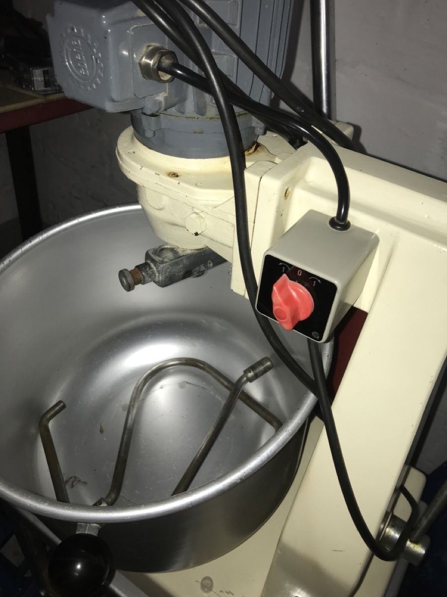 Appareils de cuisine: Teigknetmaschine – D'occasion à Wetzikon ZH par wea_lrw7
