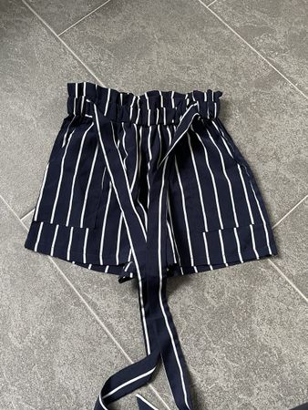 Kurze gestreifte Hose