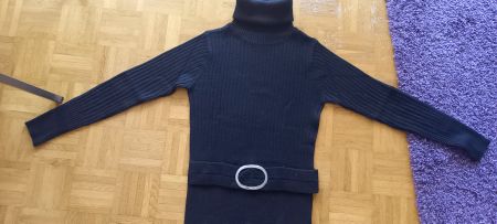 Schwarzer Rollkragenpullover mit Schnalle