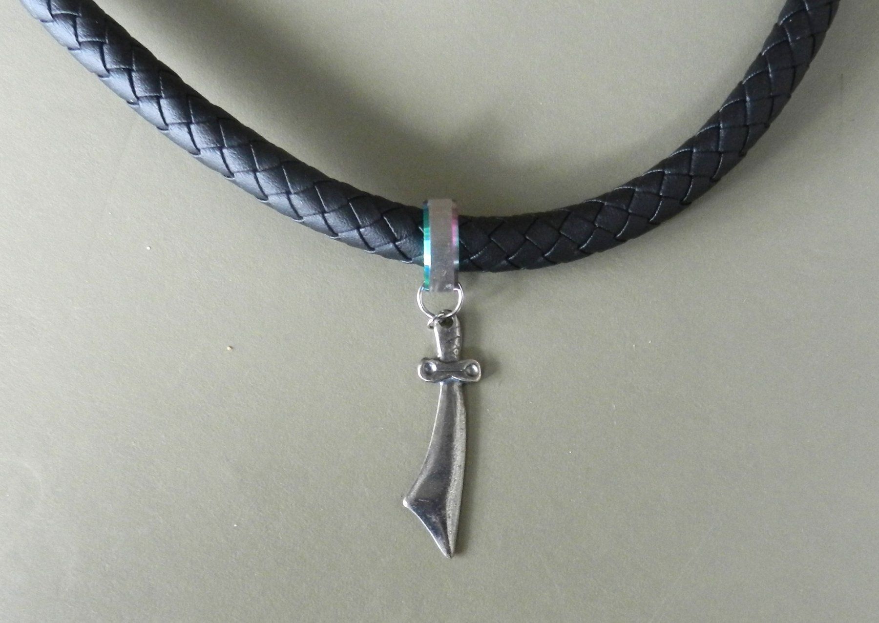 Catenine: Schwarze Halskette mit Schwert-Anhänger – Nuovo (secondo la descrizione) da Zürich venduto da hpr_3029