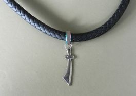 Schwarze Halskette mit Schwert-Anhänger