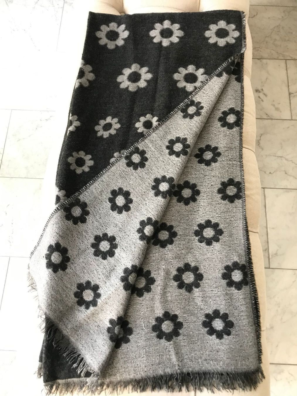 Foulard & Sciarpe: Schal grau mit Blumen, 100%Lana – Usato da Kilchberg venduto da boudoir076 1