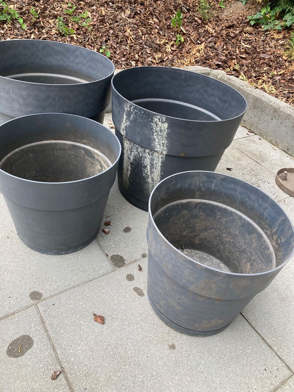 Vasi per fiori: 4x Blumentöpfe grau mit Untersetzer – Usato da Hitzkirch venduto da eve_may 1